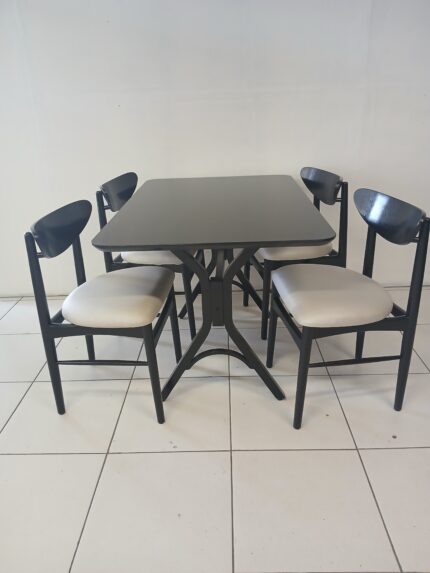 MESA EM MADEIRA 120 X 80 COM 4 CADEIRAS R$ 3.350,00