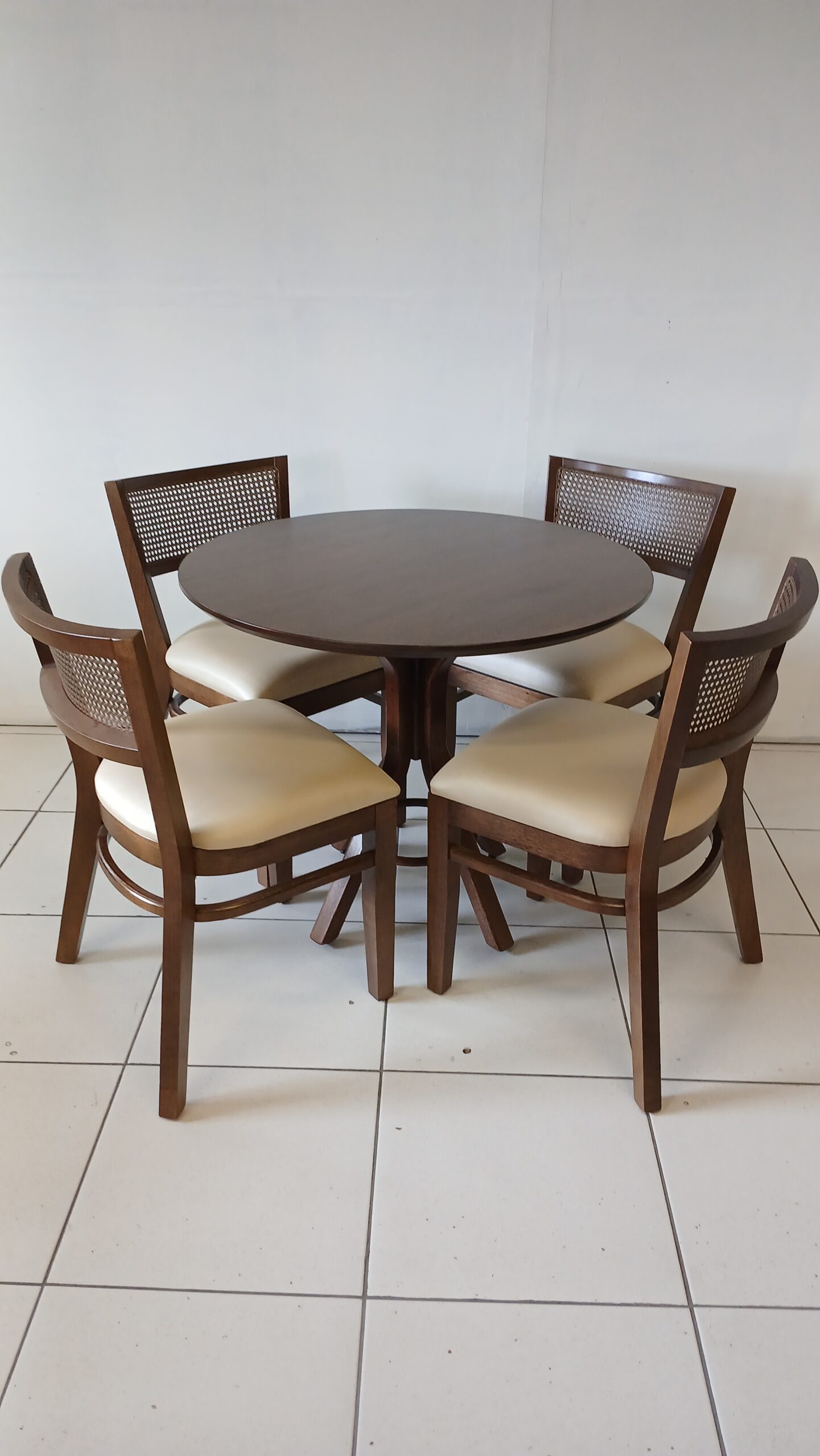 20250220_134735 MESA EM MADEIRA 90CM COM 4 CADEIRAS R$ 2.890,00 - Imagem 1