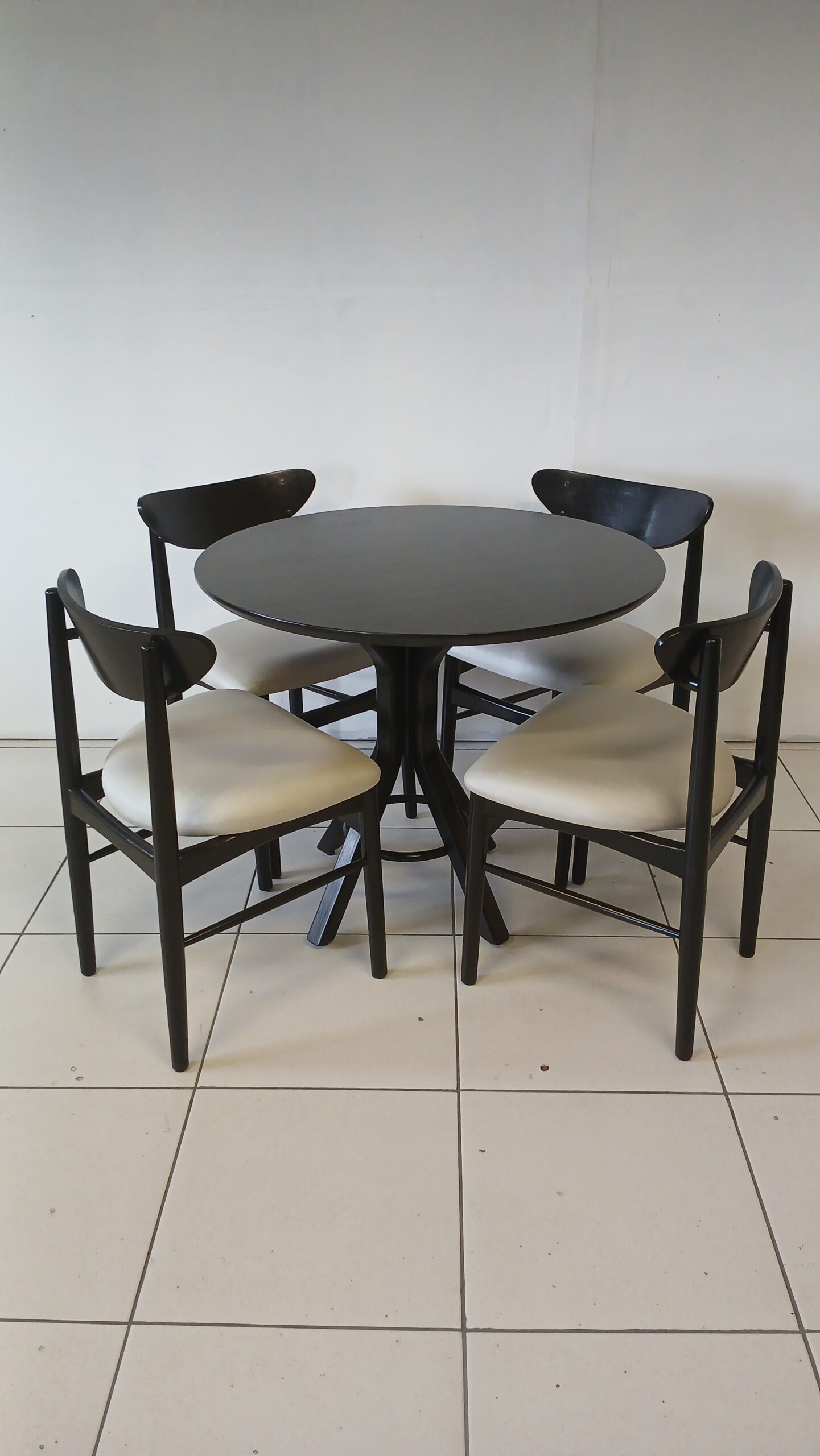 20250220_142150(0) MESA MADEIRA 90CM COM 4 CADEIRAS R$ 2.990,00 - Imagem 1